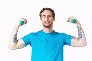 sportlich Mann mit gepumpt oben Waffen tätowieren Übung abgeschnitten Aussicht Fitness foto