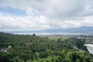 Landschaft Foto von Grün Garten, oben Hügel und Blume Park auf das zentral Java Semarang. das Foto ist geeignet zu verwenden zum traditionell Essen Hintergrund, Poster und Essen Inhalt Medien.