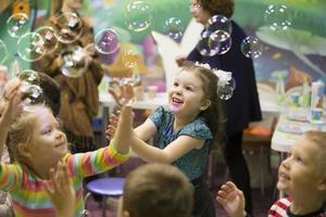 Kinder beim das Fest. Seife Luftblasen zeigen. Kinder- Party. zu platzen das Seife bub foto