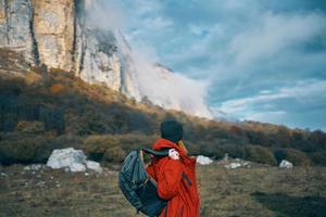 Frau mit Rucksack im Jacke Herbst Reise Berge foto