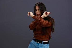 jung Frau Spaß braun Sweatshirt posieren beiläufig tragen Studio Modell- foto