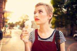 kurz behaart Frau draußen Essen Eis Sahne gehen Lebensstil foto