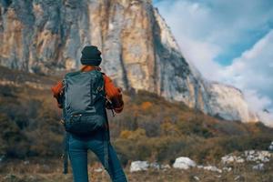 Frau Wanderer bewundern Natur felsig Berge Reise foto