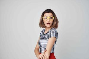 heiter Frau im Gelb Brille Sommer- Mode posieren Studio foto