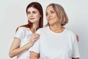 Mama und Tochter im Weiß T-Shirts Freundschaft zusammen Kommunikation foto