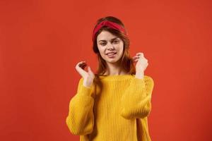 attraktiv Frau halten Haar Brille Mode Gelb Sweatshirt foto