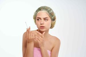 Frau mit nackt Schultern sauber Haut Rosa Handtuch Gesicht Pflege foto