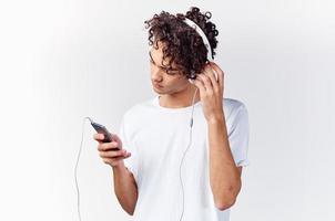 T-Shirt mit Kopfhörer Hören zu Musik- Lebensstil abgeschnitten Aussicht foto
