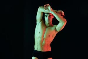 schwer Schnitt mit gepumpt Muskeln Bodybuilder Fitness sportlich Körperbau Neon- Licht foto