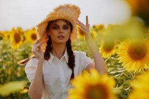 schön Süss Mädchen im ein Feld mit Blühen Sonnenblumen unverändert foto