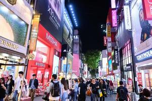 Seoul, Süd Korea - - apr 24, 2019-myeong-dong ist einer von das am meisten beschäftigt setzt im Seoul und ist unter Koreas Premier Einkaufen Reiseziele. foto