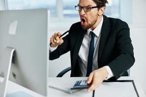 Geschäftsmann im ein passen Büro Arbeit Telefon Technologien foto