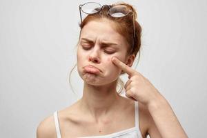 Frau mit ein Pickel auf das Gesicht Hygiene Behandlung foto