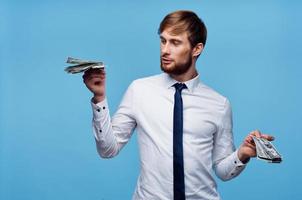 Geschäft Mann im Hemd mit Krawatte Bündel von Geld Finanzen Blau Hintergrund foto