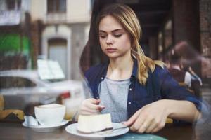 Frau Trinken Kaffee sich ausruhen Morgen Snack Restaurant foto