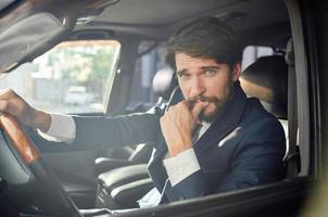 emotional Mann im ein passen im ein Auto ein Ausflug zu Arbeit selbst Vertrauen foto