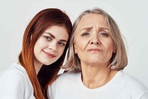 Enkelin und Oma sind Stehen Nächster zu Familie Liebe Studio foto