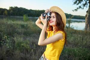 Frau Fotografieren Natur Lächeln rot Lippen Hobby Sommer- foto