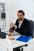 Mann Emotionen Arbeit Büro Schreibtisch Lebensstil foto