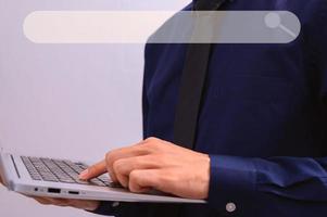 Person, die einen Laptop verwendet, um Informationen und Wissen online zu finden foto