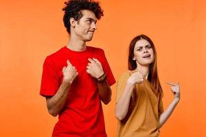jung Paar Spaß Freundschaft Kommunikation Orange Hintergrund Mode foto