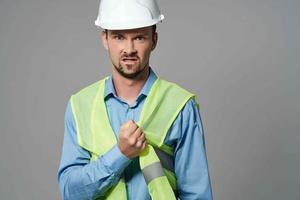 Mann im Konstruktion Uniform Schutz Arbeiten Beruf Licht Hintergrund foto