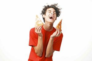 Kerl im rot T-Shirt schnell Essen Diät Essen Snack Licht Hintergrund foto