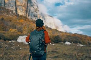 Reise Tourismus Frau mit Rucksack hoch Berge Himmel Landschaft foto