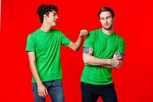 zwei freunde im Grün T-Shirts Kommunikation Freundschaft positiv foto