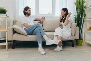 jung Paar Mann und Ehefrau Kampf und Schrei beim jeder andere weil von Meinungsverschiedenheiten im das Familie, Psycho emotional instabil Zustand im das Familie, Paar Scheidung foto