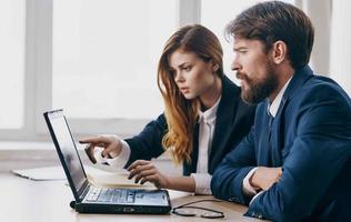 Geschäft Kollegen beim Arbeit Büro Laptop Emotionen Finanzen foto