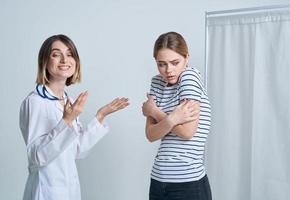 Frau Arzt und geduldig Gesundheit Probleme medizinisch Kleid Hilfe foto