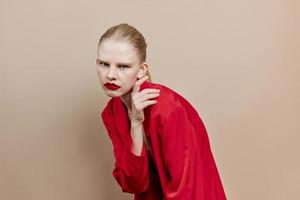 modisch Frau bilden im rot Jacke Studio Modell- unverändert foto