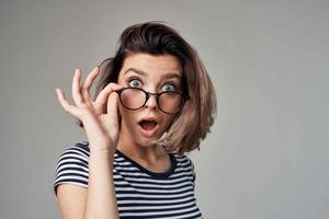 schön Frau im ein gestreift T-Shirt Licht Hintergrund Lebensstil foto