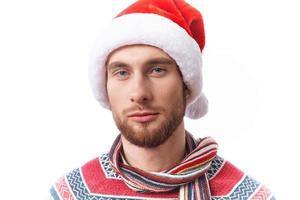 ein Mann im ein Santa Hut Weihnachten Dekorationen Urlaub Nahansicht foto