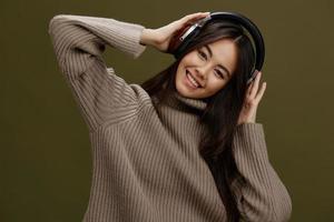 ziemlich Frau kabellos Kopfhörer Musik- Spaß Technologie Grün Hintergrund foto