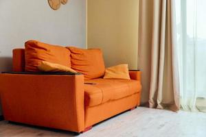 Orange Sofa im das Zimmer Innere Komfort foto