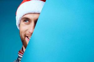 gut aussehend Mann im ein Weihnachten Blau Attrappe, Lehrmodell, Simulation Poster isoliert Hintergrund foto