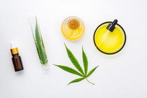 Glasflasche Cannabisöl und Hanfblätter auf weißem Hintergrund foto