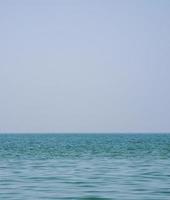 Vorderseite Aussicht Blau Meer Blau Hintergrund aussehen Ruhe Landschaft Standpunkt Sommer- Natur tropisch Meer schön Ozean Wasser bangsaen Strand Osten Thailand Chonburi exotisch Horizont. foto