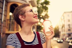 Frau mit Brille draußen gehen Ferien Sommer- foto