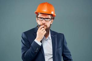 ein Mann tragen ein Orange schwer Hut Industrie offiziell Job foto