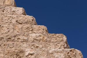 Stein Mauer mit Schritte gegen Blau Himmel foto