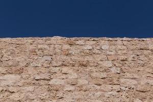 Mauer gemacht von Muscheln Steine gegen Blau Himmel foto