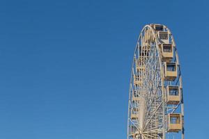 oben von Ferris Rad gegen Blau Himmel im kyiv foto