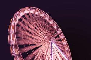 rot Beleuchtung von Ferris Rad beim Nacht foto