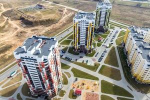 Antenne Panorama- Aussicht von modern Wohn Bereich von Hochhaus Gebäude foto