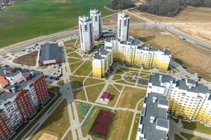 Antenne Panorama- Aussicht von modern Wohn Bereich von Hochhaus Gebäude foto