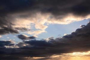 bunter Himmel bei Sonnenuntergang foto