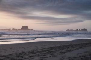 Küste von Oregon in der Abenddämmerung foto